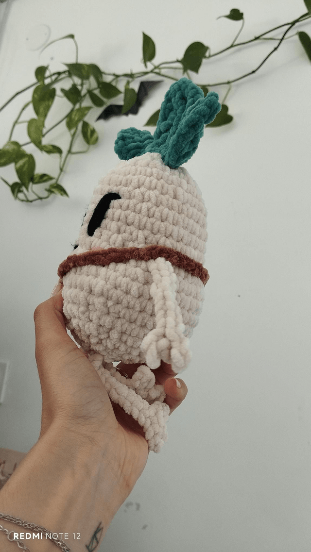 Mandy, la vaillante | Créature d'atelier mandragore en crochet pleine d'intention