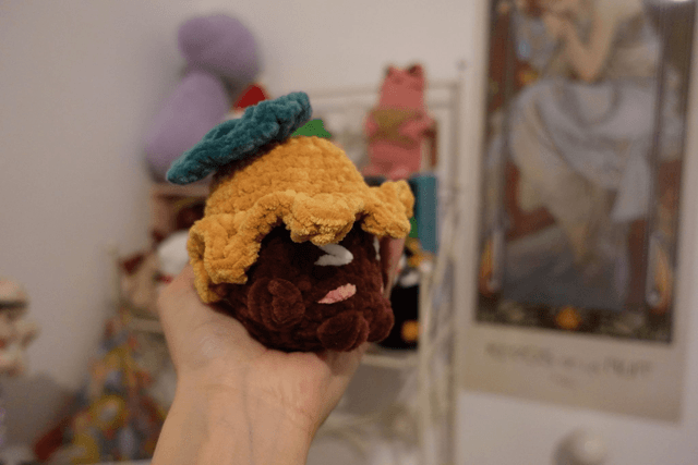 Hélia, la lumineuse| Créature d'atelier tournesol en crochet pleines d'intentions