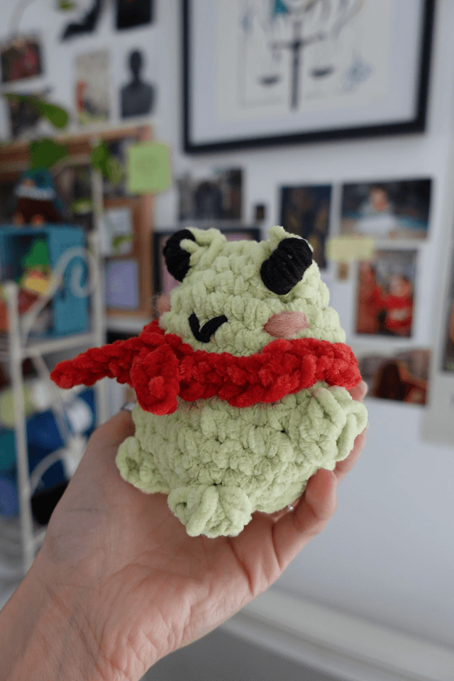 Lily, la coquette | Créature d'atelier grenouille en crochet pleines d'intentions