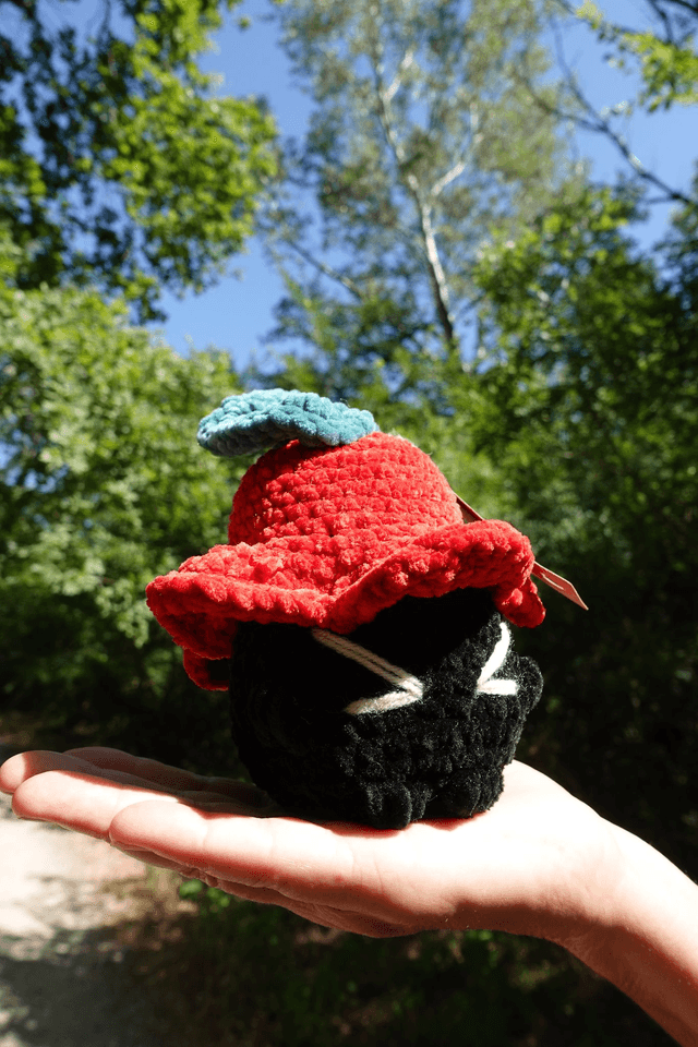 Kelly, la résiliente | Créature d'atelier coquelicot en crochet pleines d'intentions