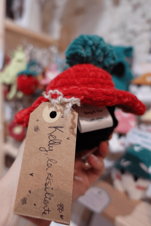 Kelly, la résiliente | Créature d'atelier coquelicot en crochet pleines d'intentions