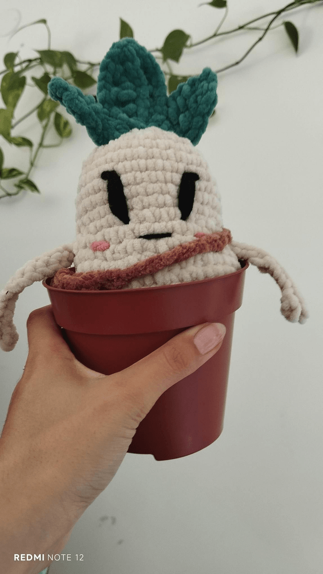 Mandy, la vaillante | Créature d'atelier mandragore en crochet pleine d'intention