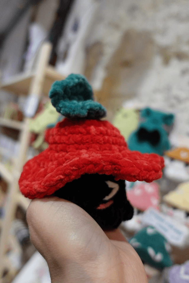 Kelly, la résiliente | Créature d'atelier coquelicot en crochet pleines d'intentions