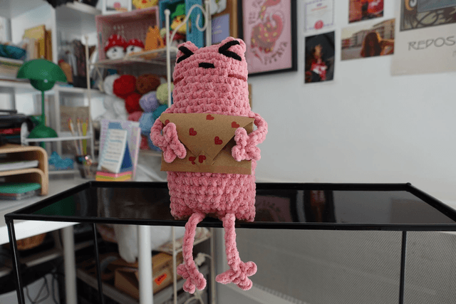 Froggy messager : La grenouille en crochet porteuse de mots doux