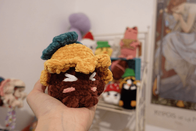 Hélia, la lumineuse| Créature d'atelier tournesol en crochet pleines d'intentions