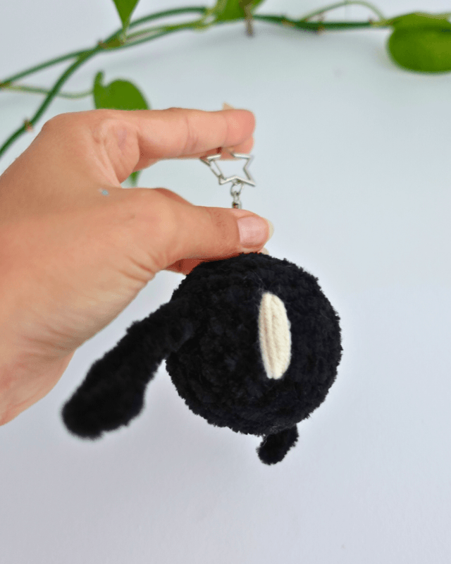 Charm boule de suie | Bijou de sac ou porte-clés en crochet 