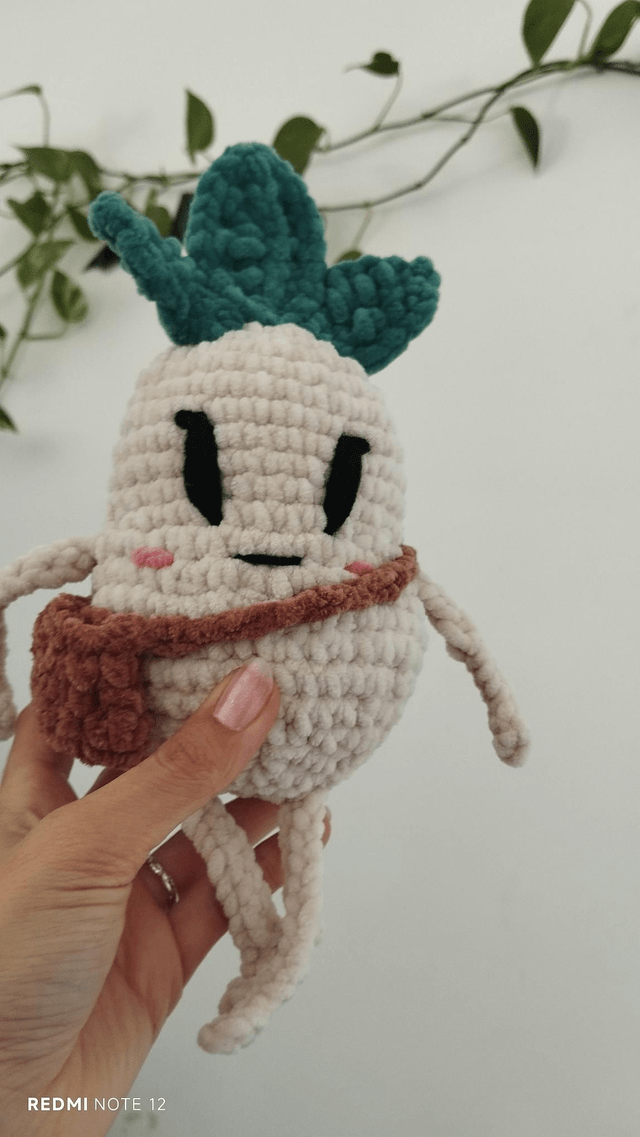 Mandy, la vaillante | Créature d'atelier mandragore en crochet pleine d'intention