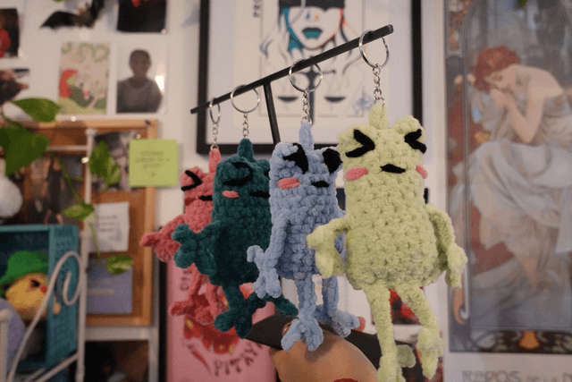 Froggy charm bleu ciel - La grenouille rêveuse et apaisante