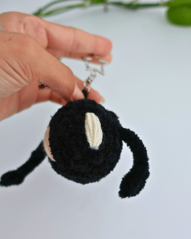 Charm boule de suie | Bijou de sac ou porte-clés en crochet 