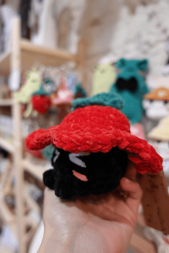 Kelly, la résiliente | Créature d'atelier coquelicot en crochet pleines d'intentions