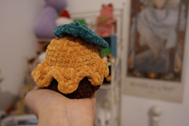 Hélia, la lumineuse| Créature d'atelier tournesol en crochet pleines d'intentions