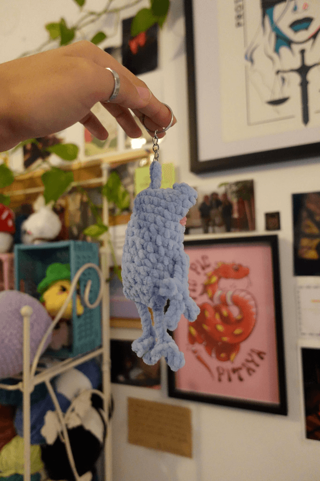 Froggy charm bleu ciel - La grenouille rêveuse et apaisante