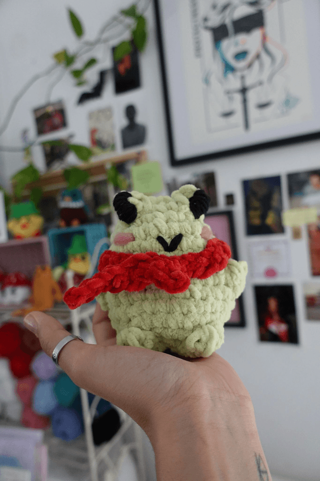 Lily, la coquette | Créature d'atelier grenouille en crochet pleines d'intentions